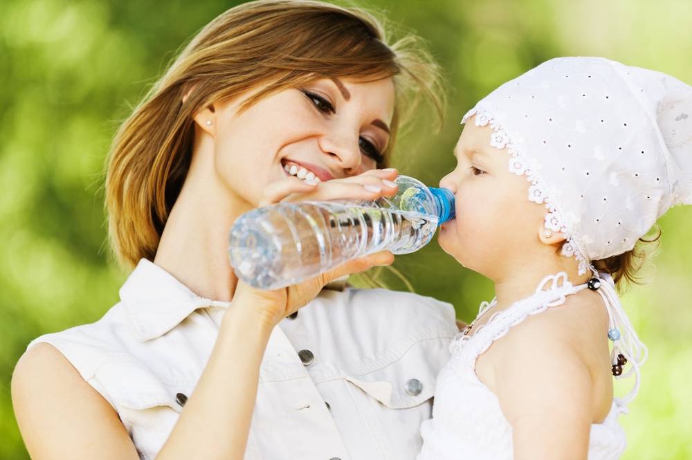 Как приучить ребенка пить воду