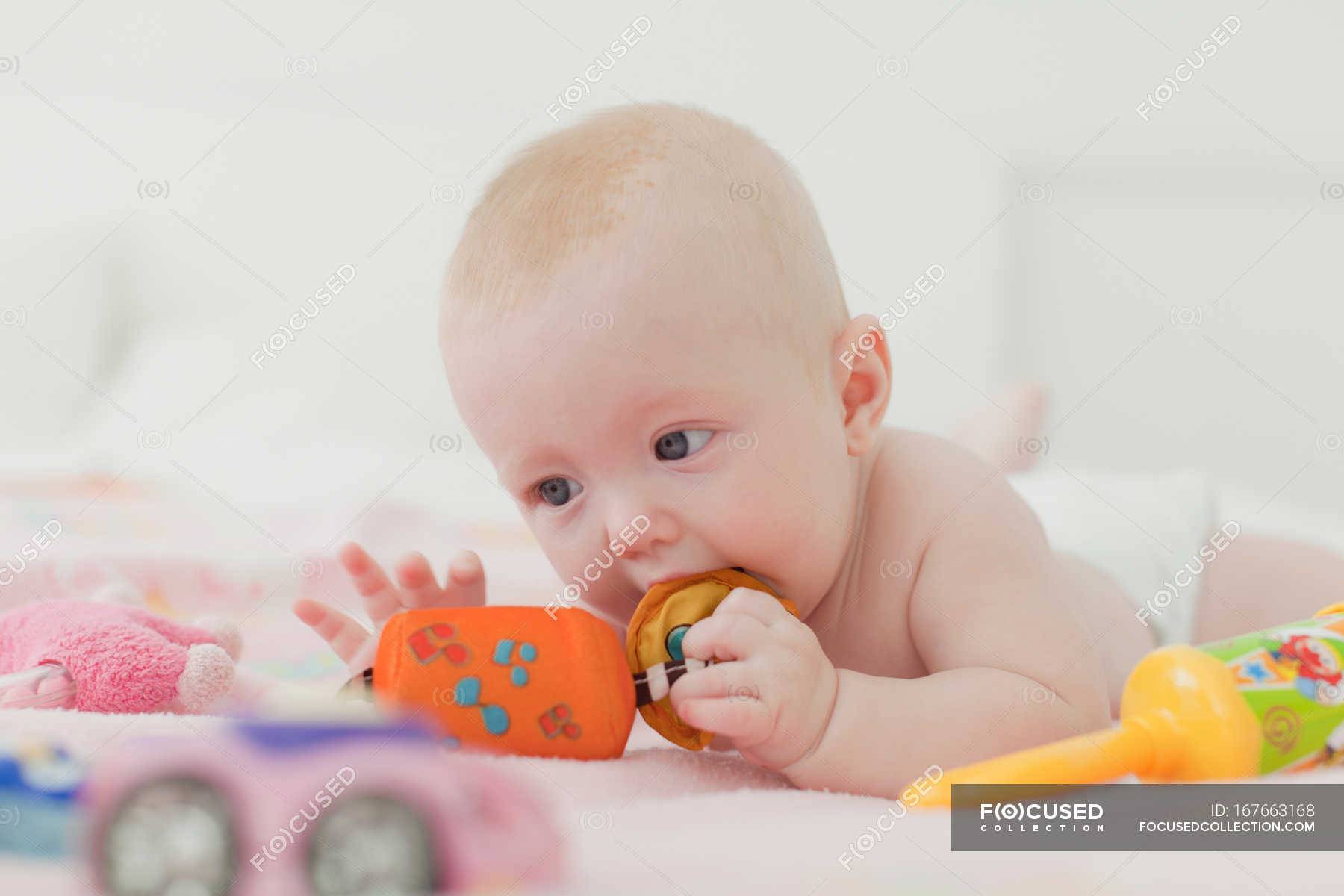 Когда ребенок начинает держать игрушку в руке