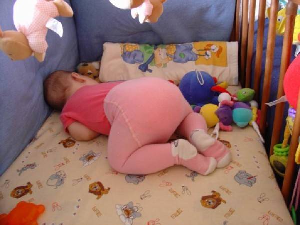 Можно ли грудничку спать на животе, как научить младенца правильному сну