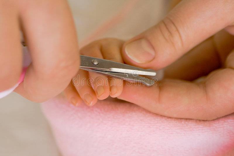Когда можно стричь ногти новорожденному?