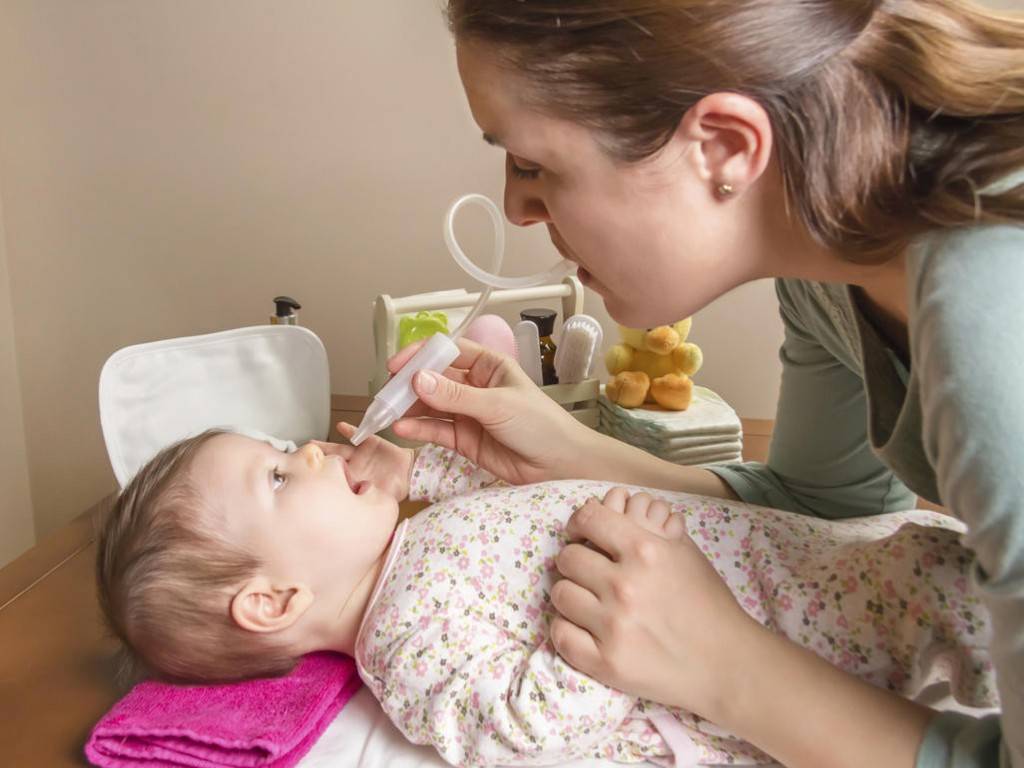 Как промыть нос грудному ребенку: чем промывать грудничку и новорожденному ежедневно, промывание младенцу - капли в носик