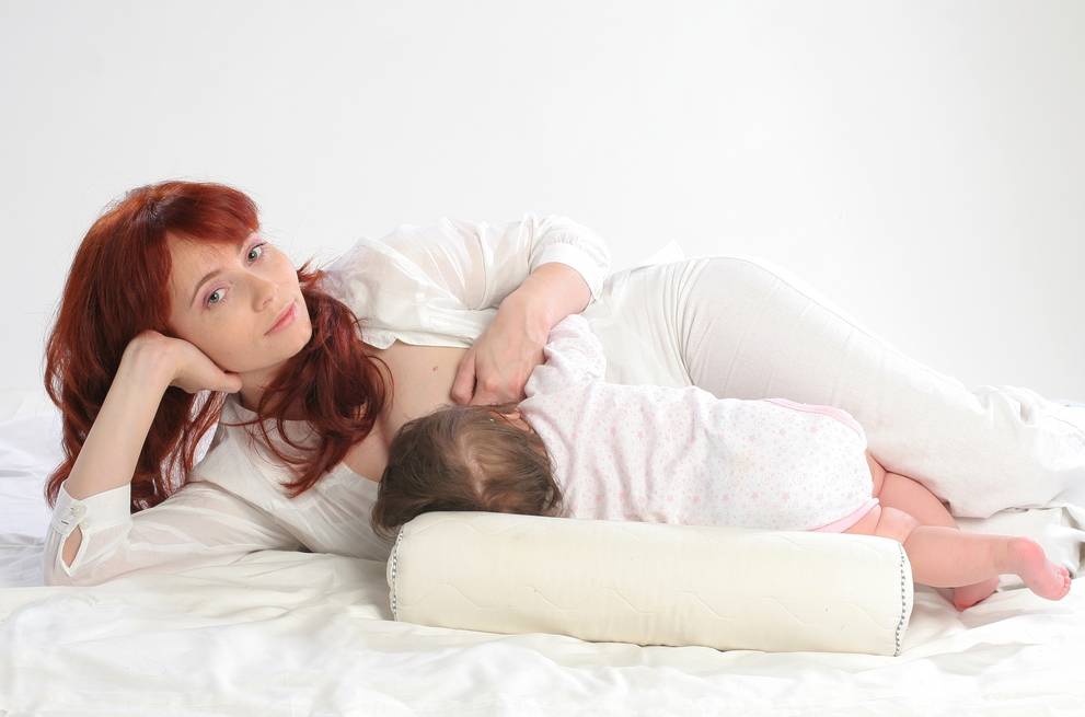 Позы для кормления ребёнка грудью: удобные положения и применение подушки