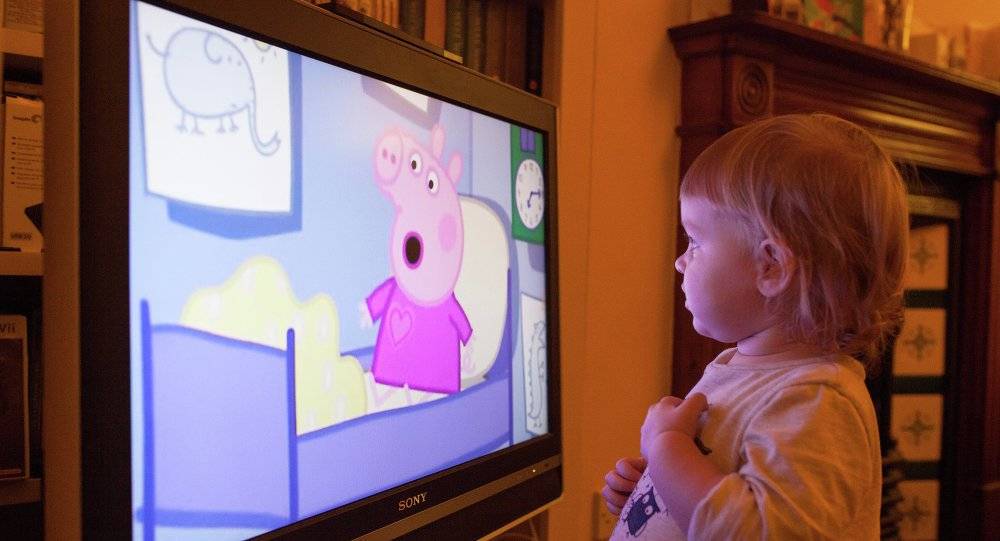 Можно ли смотреть телевизор грудным детям, с какого возраста это безопасно для малышей