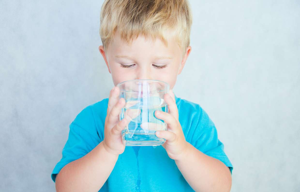 Как научить ребенка пить из кружки: советы и выбор поильника