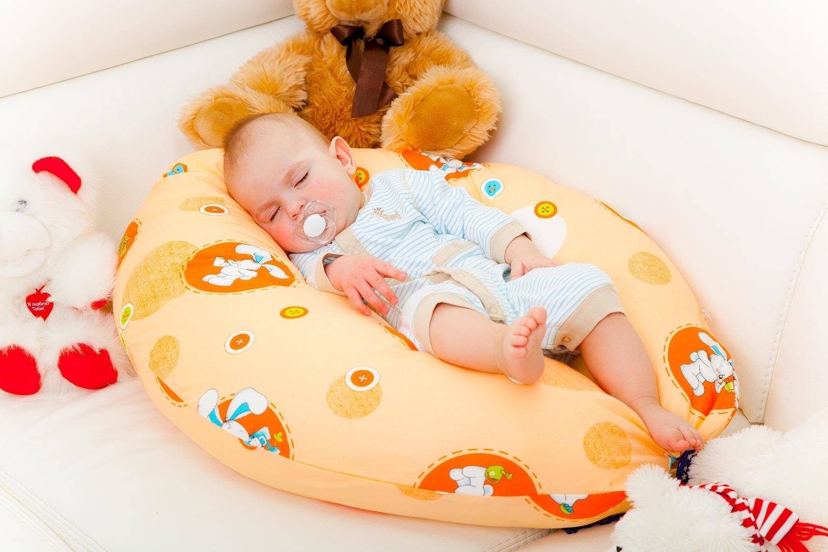 Когда ребенку можно спать на подушке? с какого возраста ребенку нужна подушка: мнение врачей, доктора комаровского