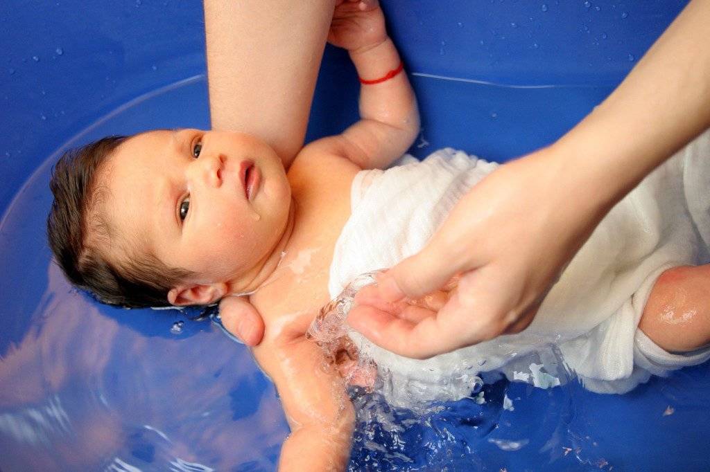 10 важных правил купания новорождённого ребёнка и отзывы о средствах для купания