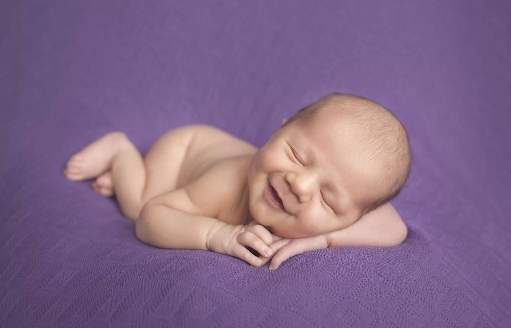 Когда ребёнок начинает улыбаться: этапы формирования улыбки у грудничков. когда новорожденные дети начинают улыбаться?