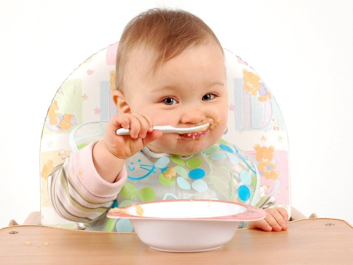 Как научить ребенка кушать ложкой самостоятельно: сроки, приборы, советы