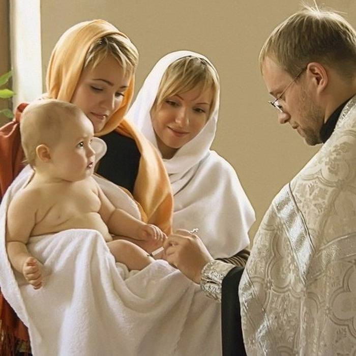 Кто может, а кому запрещено быть крестным у ребенка при крещении
