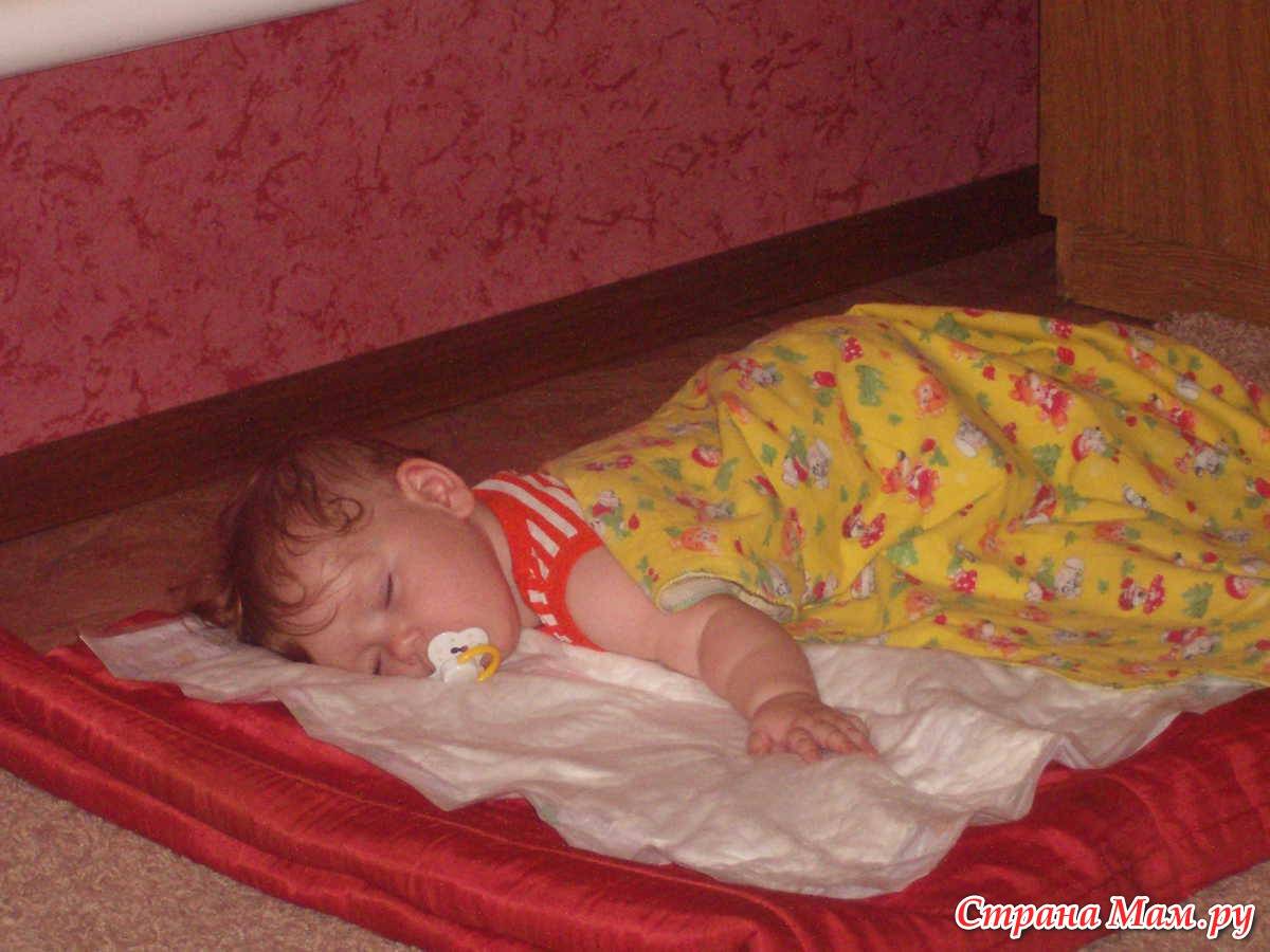 4 способа предотвратить падение ребёнка с кровати или дивана и, что делать, если он всё же упал?