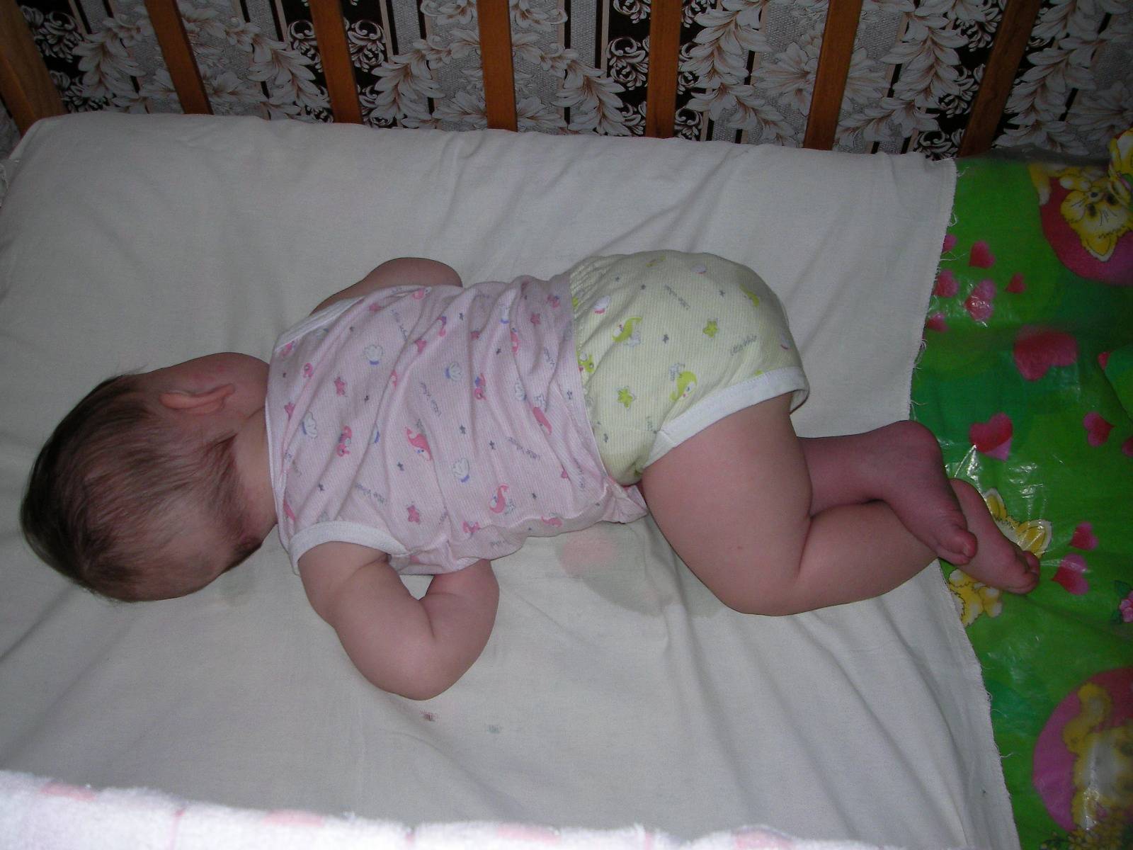 Ребенок запрокидывает голову назад во сне и почему выгибается