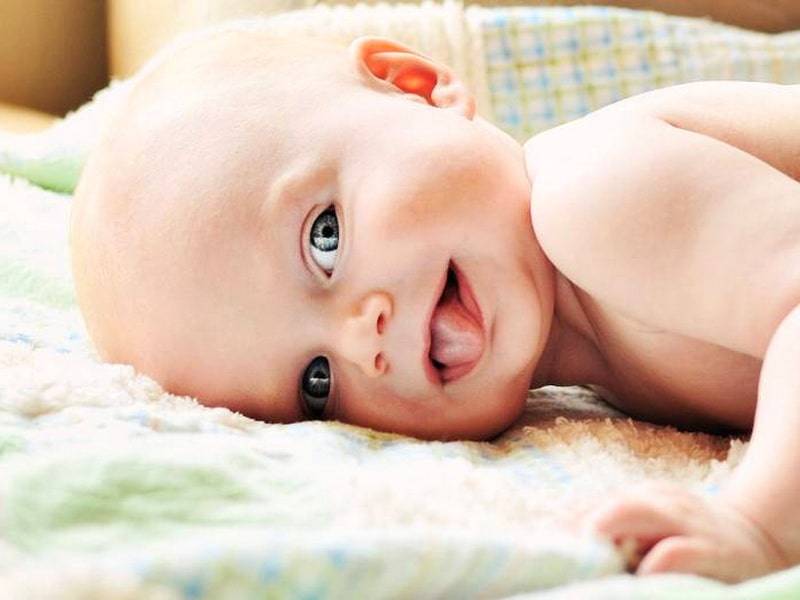 Новорожденный, грудничок высовывает язык: ничего страшного или признак патологии