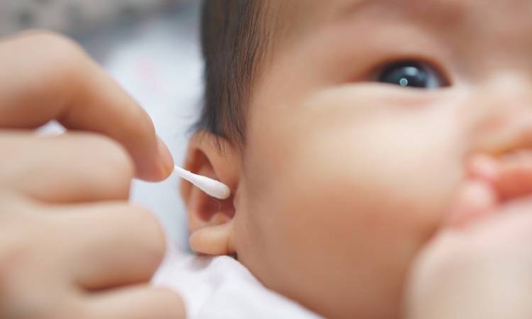 Как правильно чистить уши грудному ребенку от серы, и нужно ли это делать?