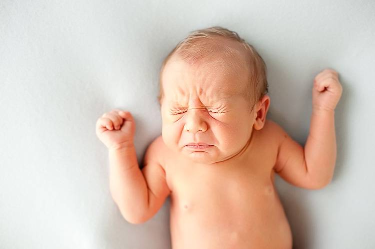 Чихает новорожденный ребенок: причины, что делать. ребенок часто чихает: советы педиатров, отзывы