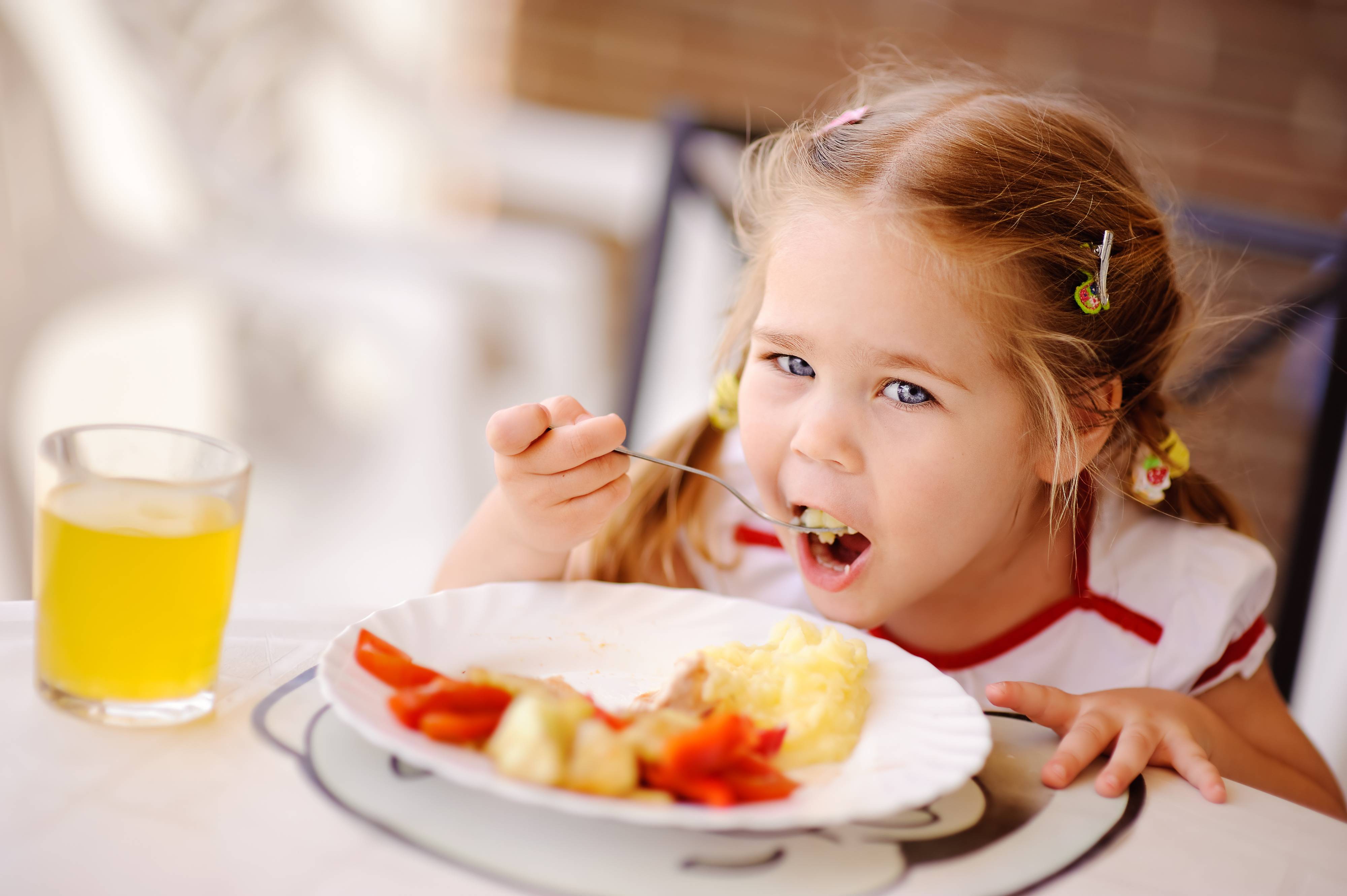 Что кушать. Завтрак для детей. Девочка завтракает. Ребенок ест. Питание детей.
