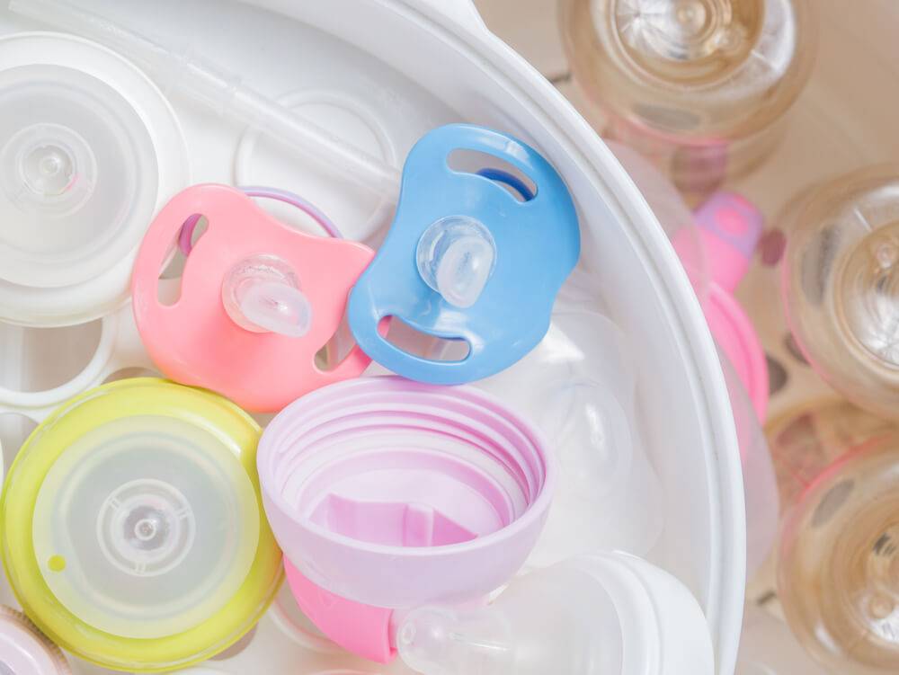Как правильно стерилизовать бутылочки, пустышки и соски для новорожденных в домашних условиях