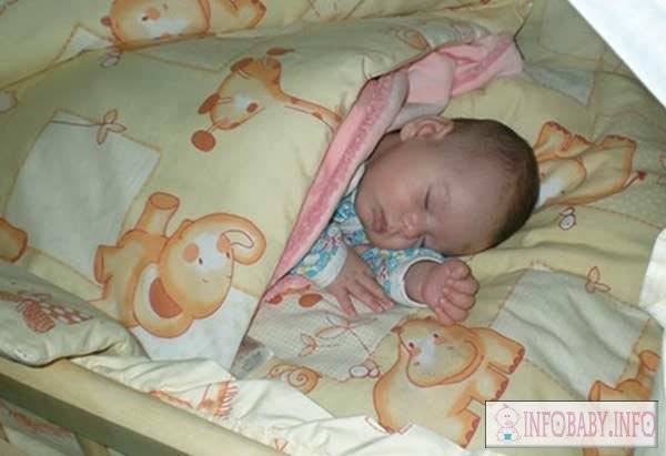 Новорожденный много спит и мало ест: причины, нормально ли это