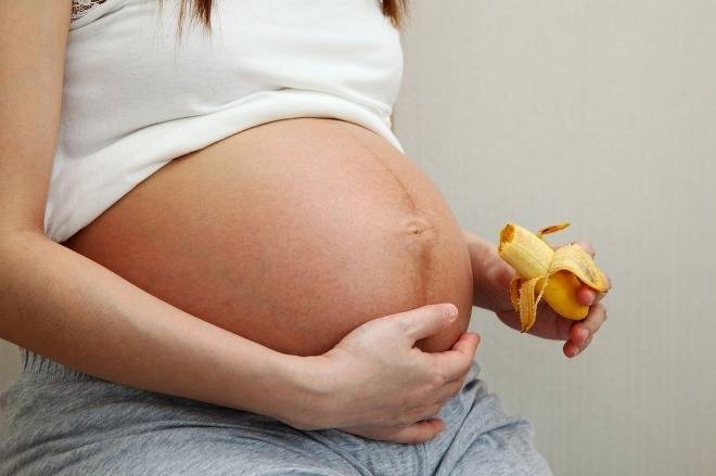 Бананы при беременности: можно ли есть в 1, 2, 3 триместре, польза и вред, от изжоги и кашля, противопоказания