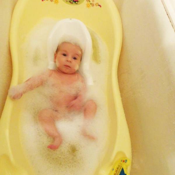 Особенности купания новорожденного ребенка: когда это лучше делать, как правильно и насколько часто?