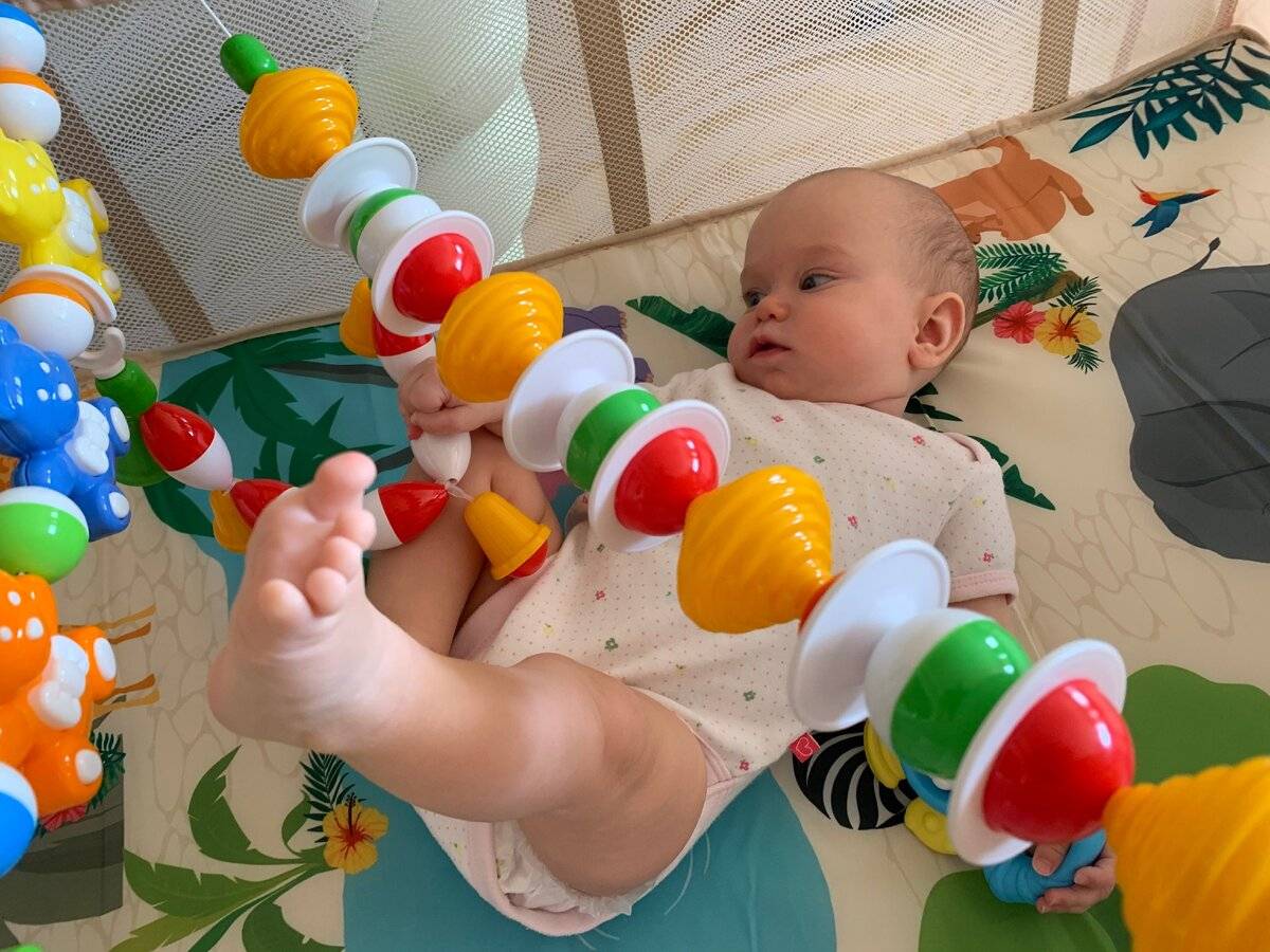 Игрушки для ребенка 1 месяц: какие нужны новорожденному, развивающие игрушки