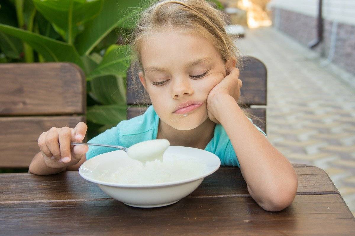 Ребенок не ест кашу: чем кормить на завтрак