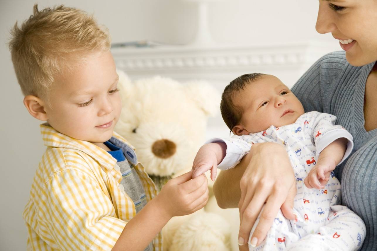 Второй ребенок в семье: как подготовить старшего ребенка к рождению малыша
