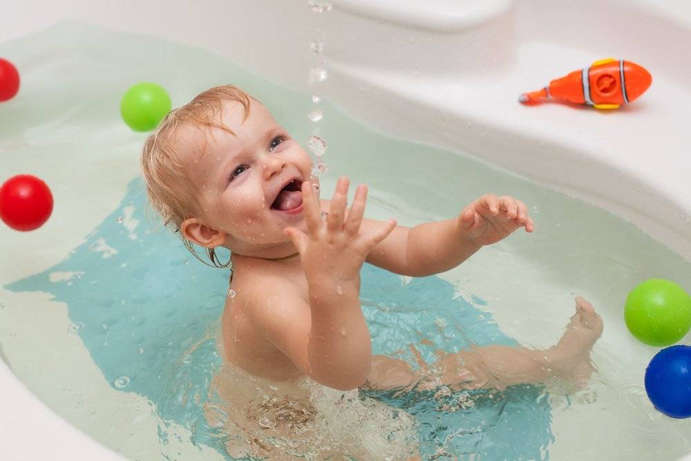 Что делать, если ребенок боится купаться и мыть голову: советы психолога
