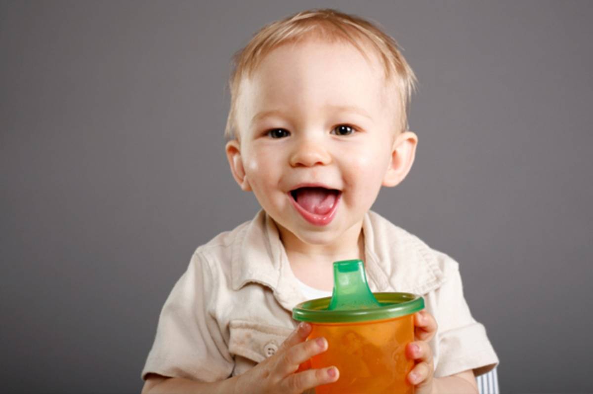 Как научить ребенка пить из кружки самостоятельно - методы и советы