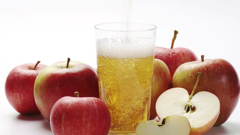 Яблоки ребенку: со скольки можно давать зеленые и красные, свежие, печеные, компот, пюре и яблочный сок