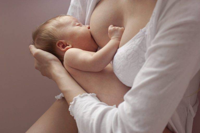 Как подтянуть грудь после родов и кормления