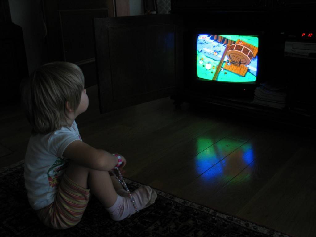 Влияние постоянно работающего телевизора на новорожденного ребенка. можно ли грудничку смотреть телевизор? мнение специалистов: влияние телевизора на ребенка