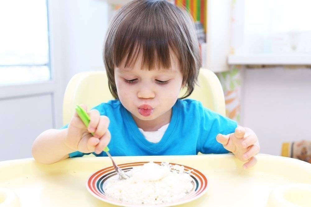 Диета ребенка при запоре: чем кормить малыша?