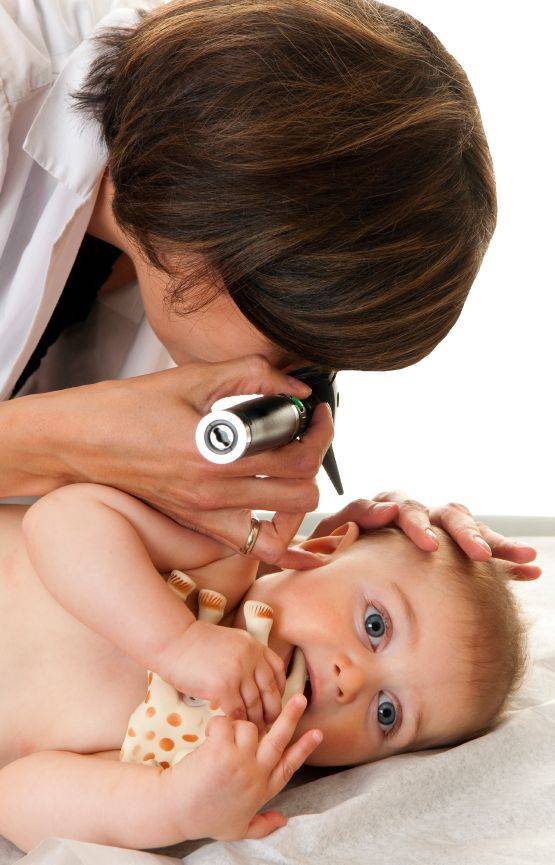 Как правильно чистить ушки новорожденному и ребенку постарше?